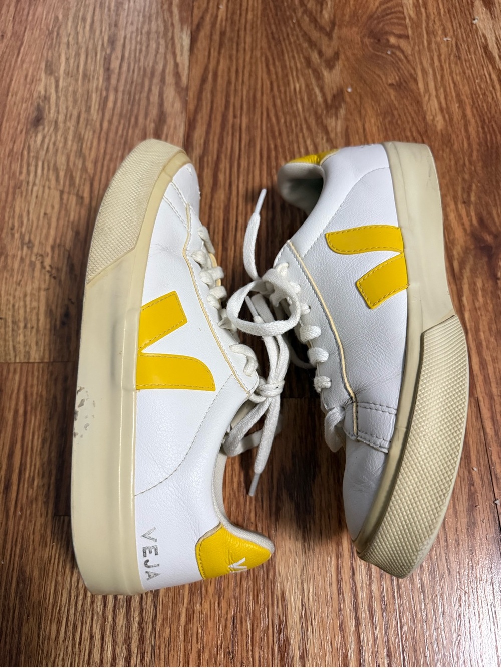 VEJA Campo leather sneakers featuring a vibrant yellow "V" logo size 7